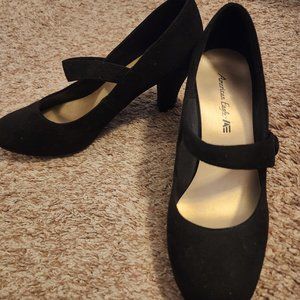 Mary Jane's Black Suede 8W shoes.